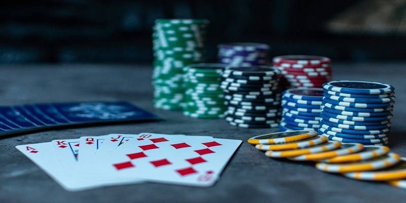 Sòng bài Poker có lượt người chơi đông đảo